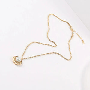 DELILAH Pearl Necklace